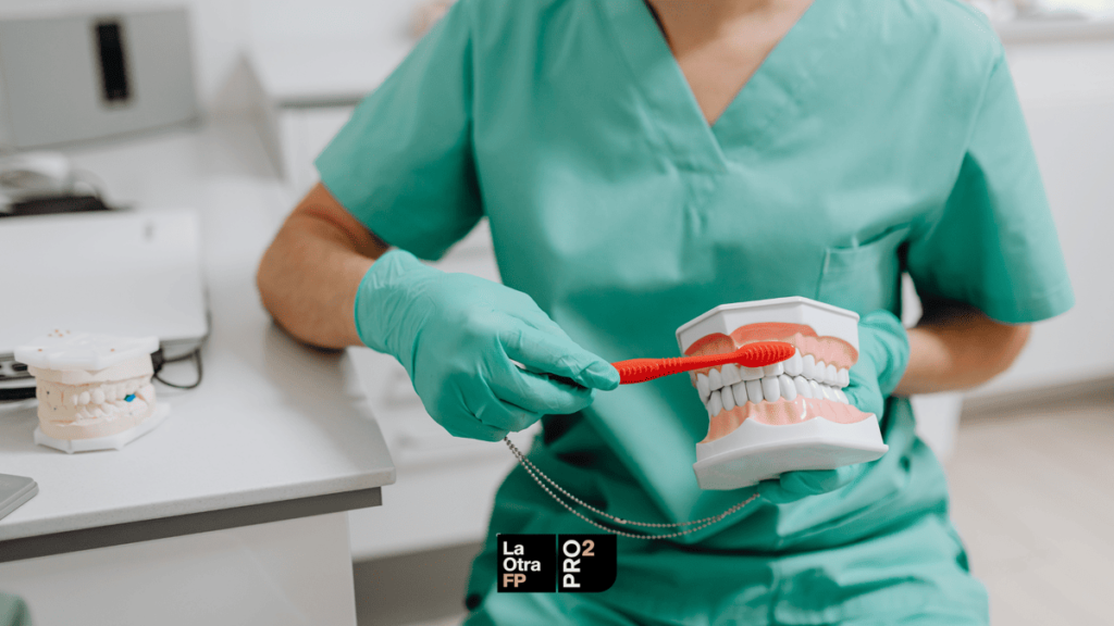 ¿Cómo mejorar tu empleabilidad en Higiene Bucodental? 5 Mujer limpiando dentadura