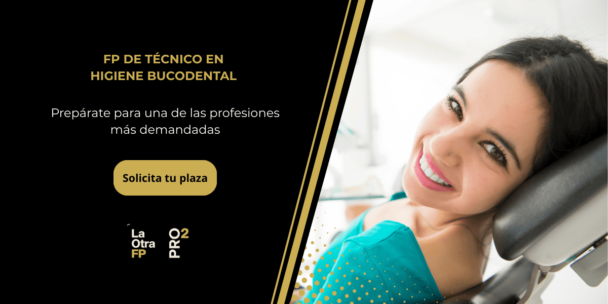 Banner mujer sonriendo en una clínica
