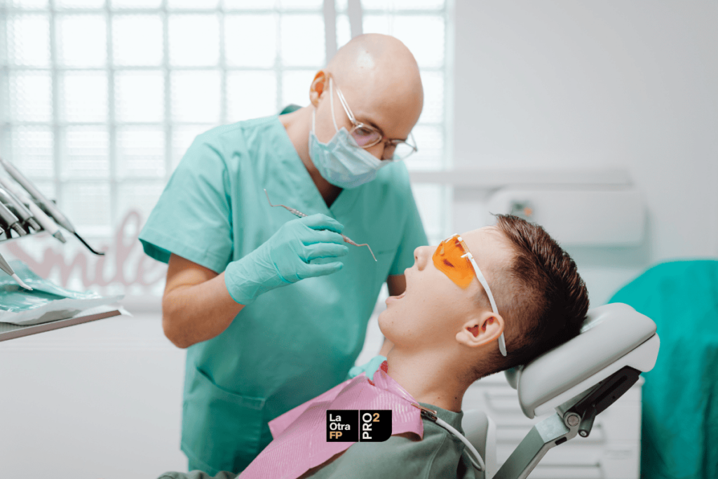 Conoce las dudas más comunes antes de estudiar Higiene Bucodental 3 Técnico realizando una limpieza dental a un chico