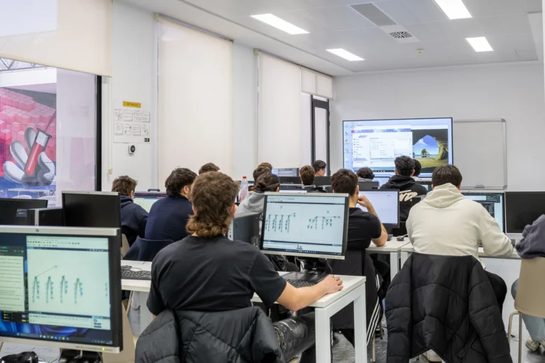 FP Desarrollo de Aplicaciones Multiplataforma en Madrid + IA