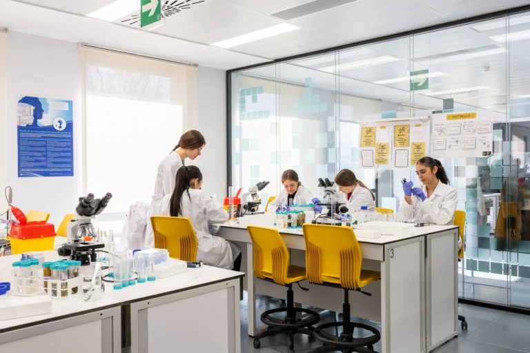 FP Laboratorio Clínico y Biomédico en Madrid + IA