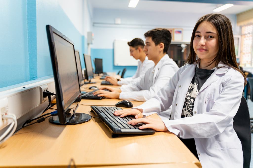 Grados medios con más salidas laborales: cuáles tienen más empleo y por qué 3 alumnos de grado medio